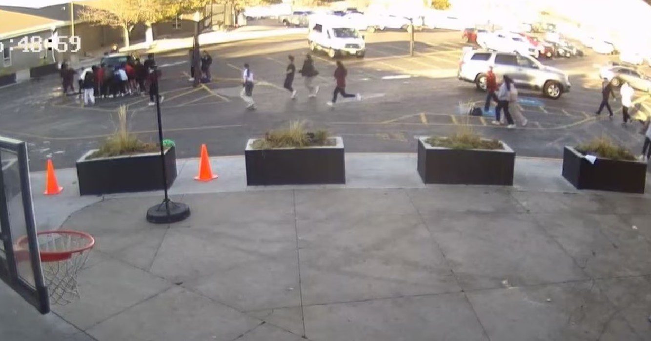 Leerlingen tillen auto op om moeder en haar twee jonge kinderen te bevrijden