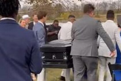 Bruidegom verwart huwelijksgasten door in uitvaartkist bij altaar te komen