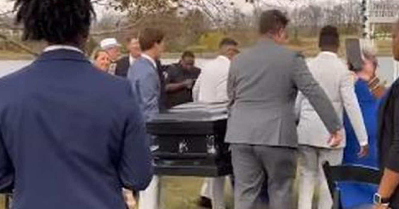 Bruidegom verwart huwelijksgasten door in uitvaartkist bij altaar te komen