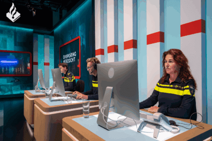 vrouw herkent haar man bij opsporing verzocht en levert hem af bij politiebureau