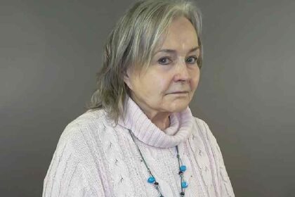 Vrouw voelt zich van binnen en buiten 80 jaar oud en lelijk make over brengt vreugdetranen