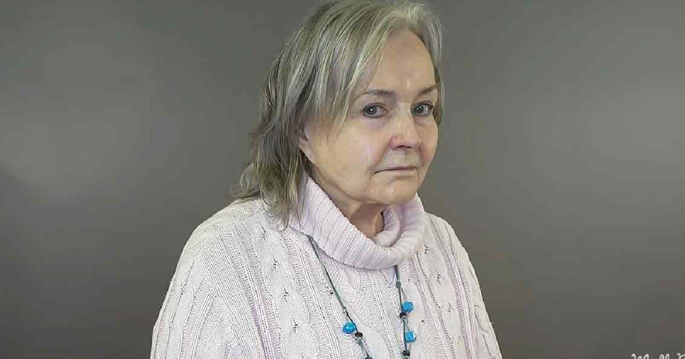 Vrouw voelt zich van binnen en buiten 80 jaar oud en lelijk make over brengt vreugdetranen